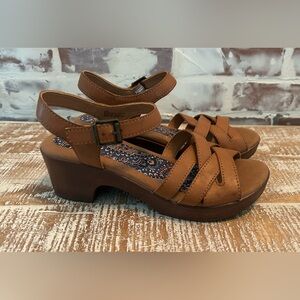 Women’s wedge sandals.